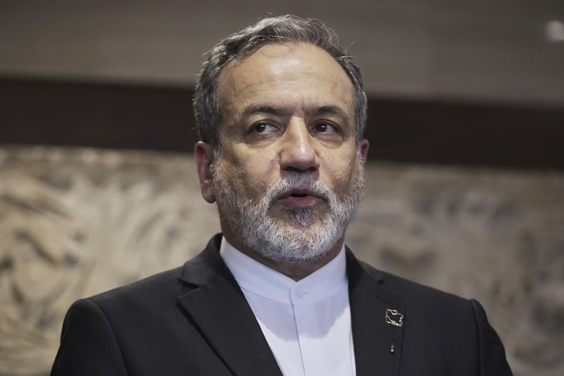 ARCHIVO – El ministro de Relaciones Exteriores de Irán, Abbas Araghchi, habla con periodistas el 3 de junio de 2025, en Beirut. (AP Foto/Hassan Ammar, Archivo)