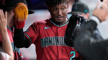 El dominicano Geraldo Perdomo, de los Diamondbacks de Arizona, festeja en la cueva tras anotar ante los Guardianes de Cleveland el viernes 31 de julio de 2026 (AP Foto/Sue Ogrocki)