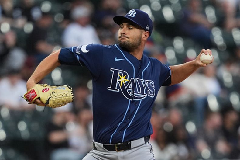 Shane McClanaham, abridor de los Rays de TAmpa Bay, hace un lanzamiento en el encuentro ante los Medias Blancas de Chicago, el martes 14 de abril de 2026 (AP Foto/Nam Y. Huh)