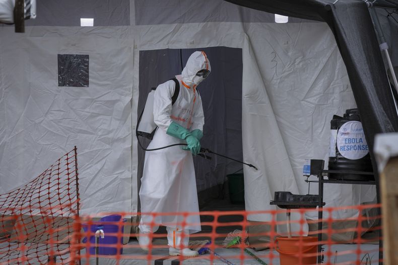 ARCHIVO - Personal médico desinfecta una carpa utilizada para posibles pacientes de ébola dentro del centro de aislamiento de ébola en el centro médico Madudu III, en la localidad de Madudu, en el distrito de Mubende, Uganda, el martes 1 de noviembre de 2022. (AP Foto/Hajarah Nalwadda, Archivo)