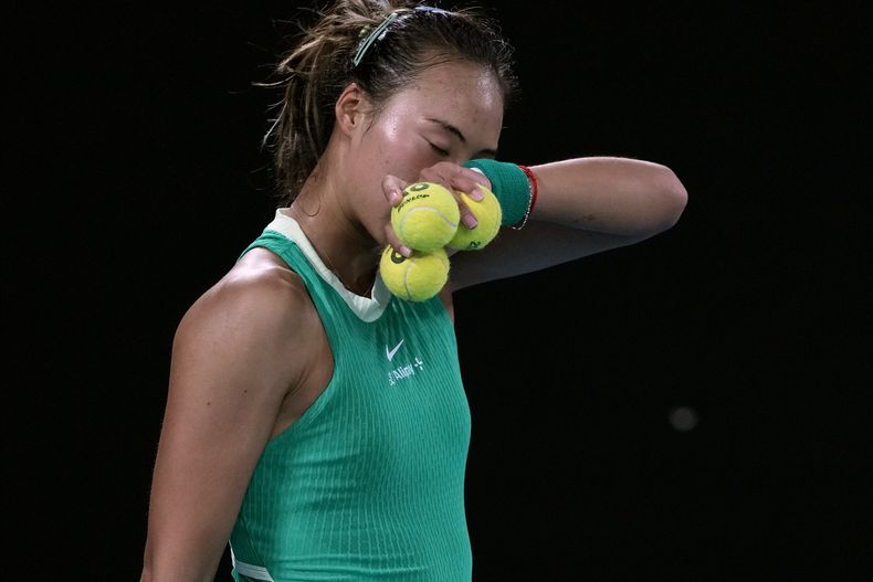 La china Zheng Qinwen se prepara para sacar ante la bielorrusa Aryna Sabalenka en la final femenina del Abierto de Australia, en Melbourne Park, Melbourne, Australia, el 27 de enero de 2024. (AP Foto/Alessandra Tarantino)