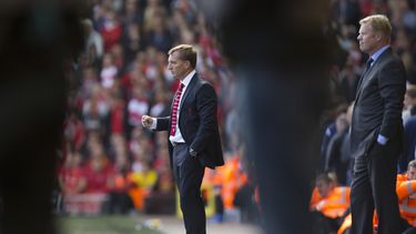 americateve | El t&eacute;cnico de Liverpool, Brendan Rodgers, centro, observa un partido contra Southampton por la liga Premier el domingo, 17 de agosto de 2014, en Liverpool.  (AP Photo/Jon Super)