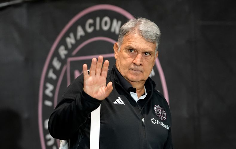 ARCHIVO - Foto del 25 de octubre del 2025, el entrenador del Inter Miami Gerardo Tata Martino en el encuentro de la MLS ante el Atlanta United. (AP Foto/Lynne Sladky, File)