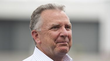 El enviado estadounidense para el Medio Oriente Steve Witkoff espera la llegada del presidente Donald Trump en el Aeropuerto Teterboro de Nueva Jersey el 13 de julio del 2025. (AP foto/Jacquelyn Martin)
