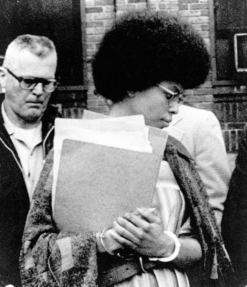 ARCHIVO — Joanne Chesimard, quien utilizaba el nombre de Assata Shakur y era miembro del Partido Pantera Negra y del Ejército de Liberación Negra, sale del juzgado del condado de Middlesex, en New Brunswick, Nueva Jersey, el 25 de abril de 1977. (AP Foto/Archivo)