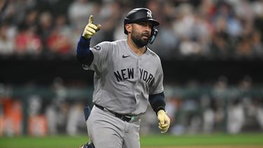 Ali Sánchez, de los Yankees de Nueva York, celebra después de batear un jonrón de tres carreras durante la octava entrada del juego de béisbol en contra de los Medias Blancas de Chicago, el lunes 27 de julio de 2026, en Chicago. (AP Foto/Paul Beaty)