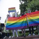 Activistas LGBT ondean banderas durante una manifestación para cancelar los resultados de la votación para modificar la Constitución en Moscú, Rusia, el miércoles 15 de julio de 2020. (AP Foto, Archivos)