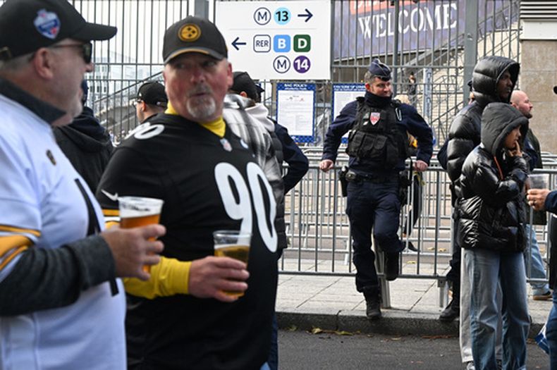 Un policía afuera del Stade de France mientras aficionados de los Steelers de Pitrsburgh y Saints de Nueva Orleans se dirigen al estadio para el partido de la NFL el domingo 25 de octubre del 2026. (AP Foto/Emma Da Silva)