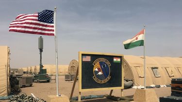 ARCHIVO - Banderas de Níger y Estados Unidos ondean en el campamento para miembros de la fuerza aérea y otro personal que ayuda en la construcción de la Base Aérea 201 de Níger, el 16 de abril de 2018, en Agadez, Níger. (AP Foto/Carley Petesch, Archivo)