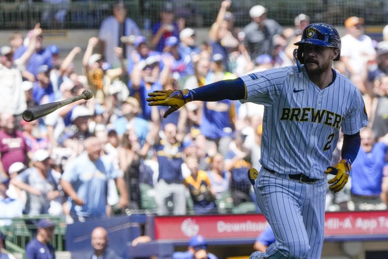 Brice Turang, de los Cerveceros de Milwaukee, lanza su bate después de conectar un grand slam durante la cuarta entrada contra los Cachorros de Chicago, el domingo 30 de junio de 2024, en Milwaukee. (AP Foto/Morry Gash)