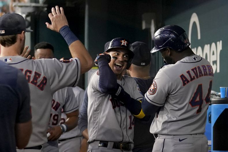 El hondureño Mauricio Dubón, centro, el cubano Yordan Álvarez (44), y el resto del equipo celebran en el banquillo luego del cuadrangular de Dubón en la novena entrada del juego ante los Rangers de Texas, en Arlington, Texas. Lunes 4 de septiembre de 2023. (AP Foto/Tony Gutierrez)