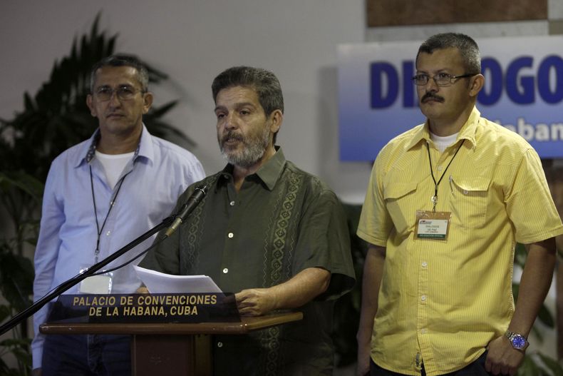 Marco Le&oacute;n Calarc&aacute;, integrante de la delegaci&oacute;n de las Fuerzas Armadas Revolucionarias de Colombia, compa&ntilde;ado de Yuri Camargo (derecha) y Rub&eacute;n Zamora, hablan a la prensa en La Habana en el marco de las conversaciones de