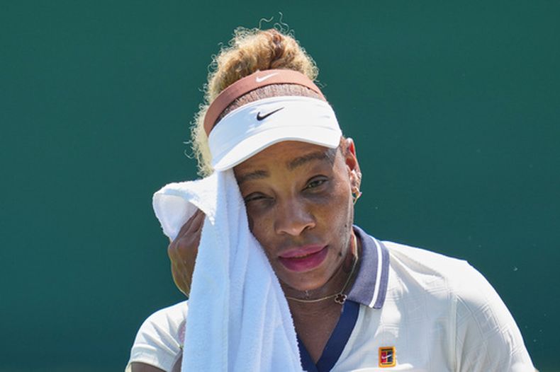 Serena Williams, de los Estados Unidos, se limpia el sudor durante una sesión de práctica previa al Campeonato de Tenis de Wimbledon, en Londres, el miércoles 24 de junio de 2026. (Foto AP/Kin Cheung)