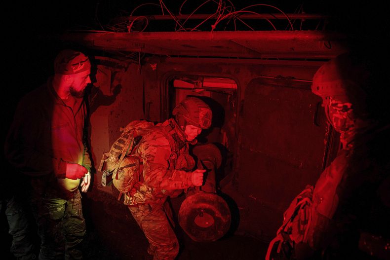 Un soldado ucraniano del Batallón Skala descarga un cohete antitanques Javelin de un vehículo blindado tras regresar del frente de batalla en la región de Donetsk, en Ucrania, el 25 de diciembre de 2024. (AP Foto/Evgeniy Maloletka)