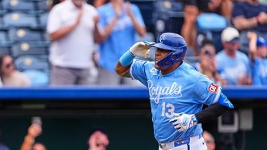 Salvador Pérez después de batear un jonrón para los Reales de Kansas City contra los Gigantes de San Francisco, el miércoles 22 de julio de 2026, en Kansas City. (AP Foto/Charlie Riedel)