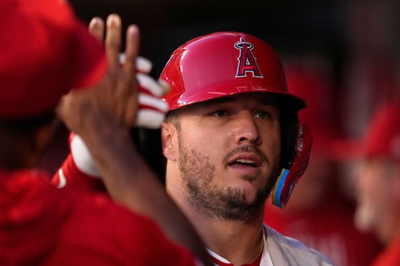 Mike Trout de los Angelinos de Los Ángeles tras anotar una carrera ante los Mellizos de Minnesota, el jueves 17 de septiembre de 2026, en Anaheim, California. (AP Foto/Mark J. Terrill)