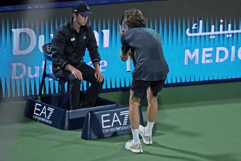 Andrey Rublev reclama ante un juez de línea en la semifinal del torneo de Dubái ante el kazajo Alexander Bublik, el viernes 1 de marzo de 2024. (AP Foto/Kamran Jebreili)
