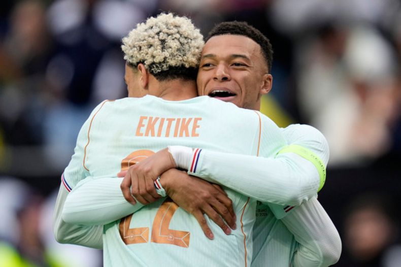 Hugo Ekitike, de la selección de Francia, abraza a su compañero Kylian Mbappé tras anotar el segundo tanto de su equipo ante Brasil en un partido amistoso realizado el jueves 26 de marzo de 2026 en Foxborough, Massachusetts (AP Foto/Charles Krupa)