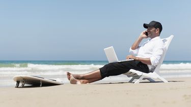 americateve | (CNNMoney) ¿Tienes ganas de darte una escapada? ¿No quieres pedir un día de vacaciones? Solo combina trabajo y vacaciones.