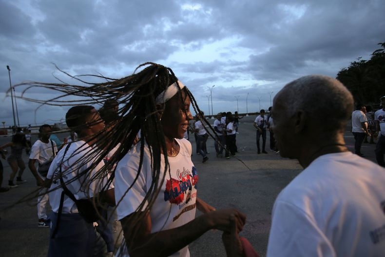 Varias personas se congregan para participar en el tradicional baile de casino cubano, que ocurre cuando parejas bailan en una gran rueda al ritmo de la música, en La Habana, Cuba, el sábado 28 de diciembre de 2024. (AP Foto/Ariel Ley)