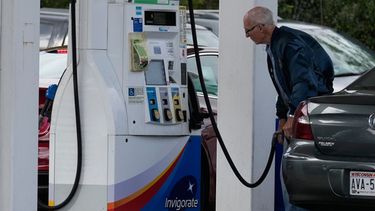 Un cliente consulta el precio de la gasolina al llenar el depósito de su auto en una gasolinera en Racine, Wisconsin, el martes 22 de septiembre de 2026. (Foto AP/Nam Y. Huh)