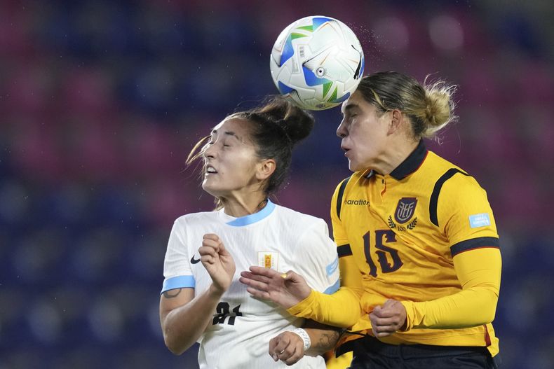 La ecuatoriana Ligia Moreira y la uruguaya Juliana Vera disputan un balón por aire durante el partido inaugural de la Copa América femenina, el viernes 11 de julio de 2025 en Quito (AP Foto/Dolores Ochoa)