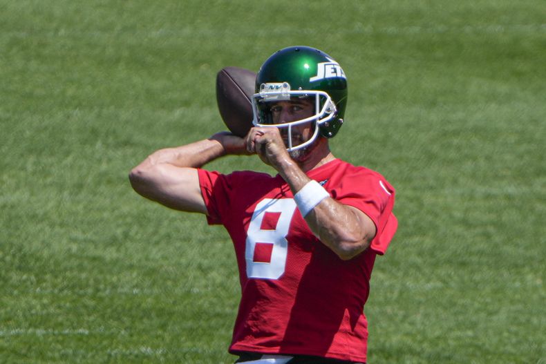 El quarterback Aaron Rodgers (8) de los Jets de Nueva York durante un entrenamiento en el predio del equipo, el martes 21 de mayo de 2024, en Florham Park, Nueva Jersey. (AP Foto/Seth Wenig)