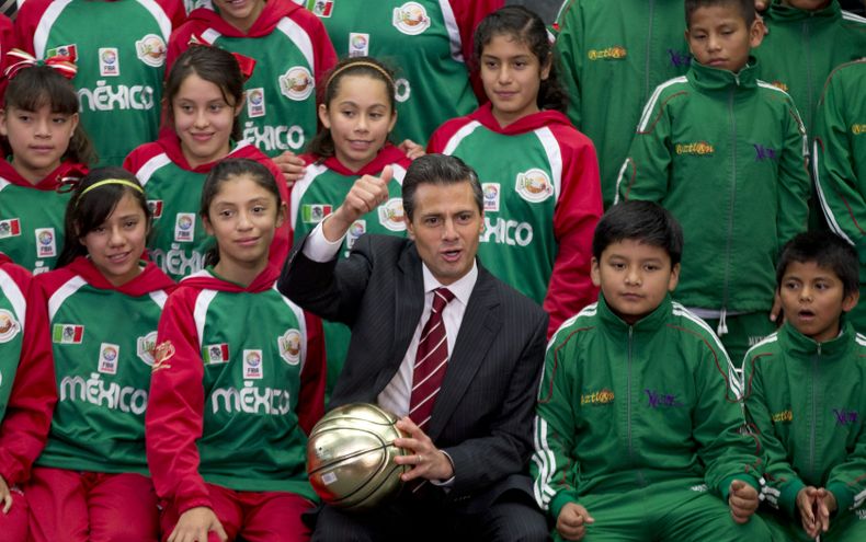 El presidente M&eacute;xico Enrique Pe&ntilde;a Nieto recibi&oacute; a los integrantes de los equipos de b&aacute;squetbol que ganaron una competencia en Argentina y prometi&oacute; que se les dar&aacute;n est&iacute;mulos econ&oacute;micos. (Foto de AP/E