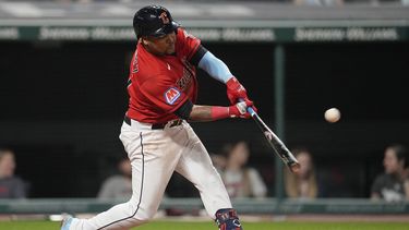 El dominicano de los Guardianes de Cleveland José Ramírez pega un jonrón en la sexta entrada frente a los Reales de Kansas City el jueves 6 de julio del 2023. (AP Foto/Sue Ogrocki)