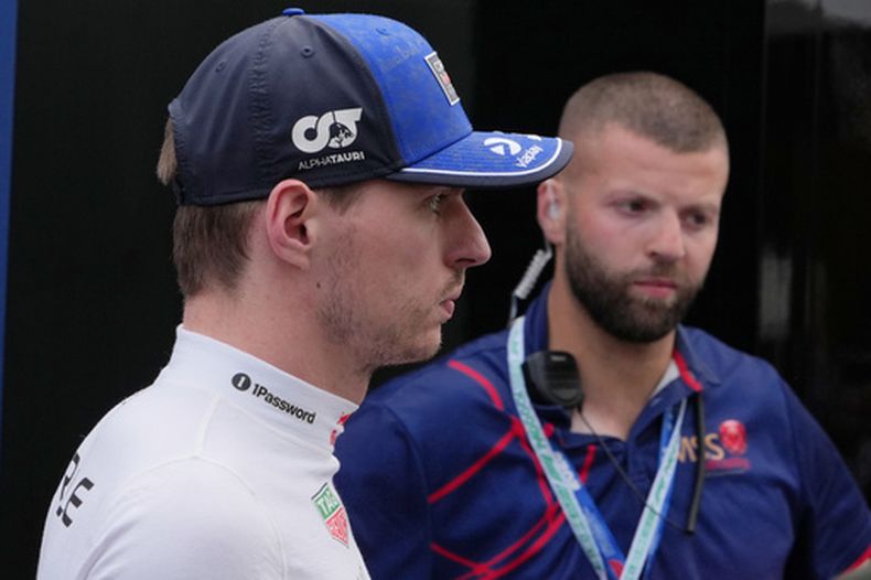 El neerlandés Max Verstappen de McLaren sale de las oficinas de la FIA tras su choque durante la clasificación al Gran Premio de Australia el sábado 7 de marzo del 2026. (AP Foto/Asanka Brendon Ratnayake)