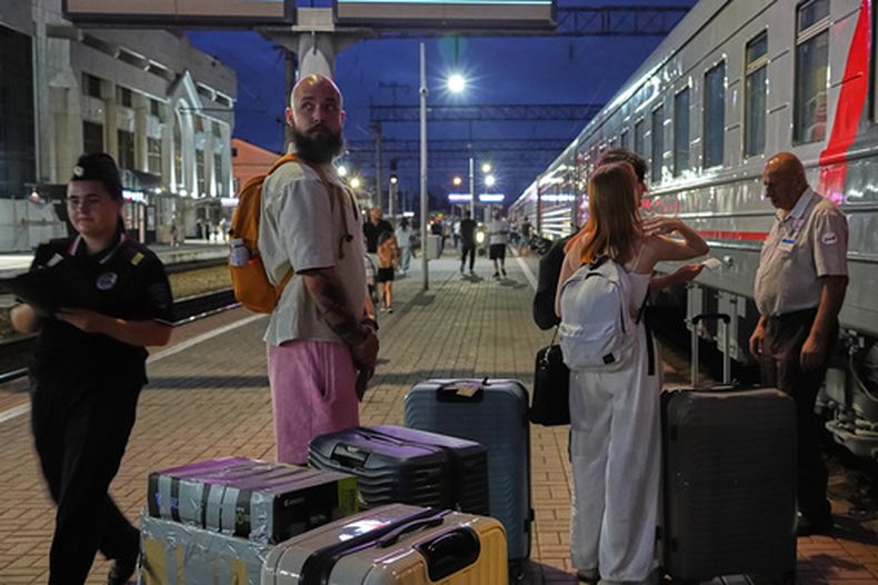 Un trabajador de marketing digital de 28 años, que decidió abandonar Rusia, se ve junto a sus pertenencias empacadas en una estación de tren en Krasnodar, Rusia, el sábado 29 de agosto de 2026. Pidió no ser identificado por motivos de seguridad. (AP Foto)