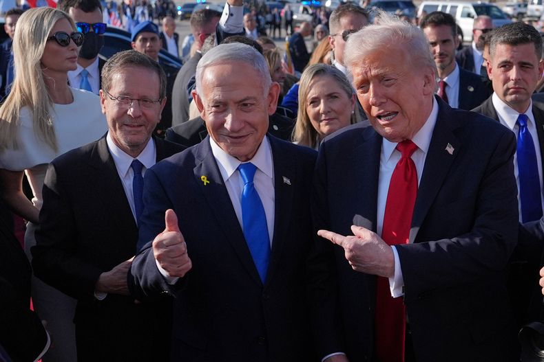 El presidente de Estados Unidos Donald Trump junto al primer ministro israelí Benjamin Netanyahu en el Aeropuerto Internacional Ben Gurion, el lunes 13 de octubre de 2025, cerca de Tel Aviv, Israel. (AP Foto/Evan Vucci)