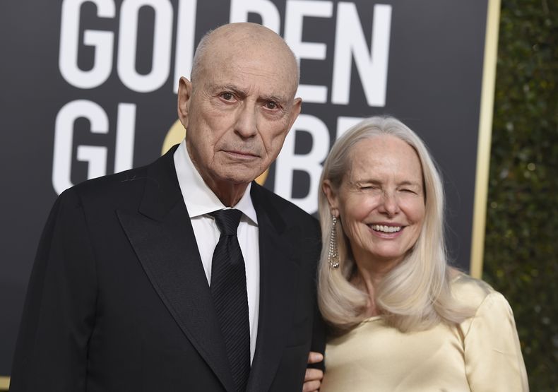 ARCHIVO- Alan Arkin, a la izquierda, y Suzanne Newlander Arkin llegan a la 76a entrega anual de los Globos de Oro el 1 de enero de 2019. 6, 2019, en Beverly Hills, California. Arkin, el actor de carácter que demostró su versatilidad en la comedia y el drama al recibir recibió cuatro nominaciones al Premio de la Academia y ganó un Oscar en 2007 por Little Miss Sunshine, falleció a los 89 años. (Foto Jordan Strauss/Invision/AP)