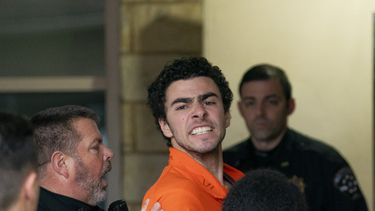 El sospechoso Luigi Mangione es llevado a la Corte del Condado Blair el martes 10 de diciembre de 2024 en Hollidaysburg, Pensilvania. (Benjamin B. Braun/Pittsburgh Post-Gazette via AP)