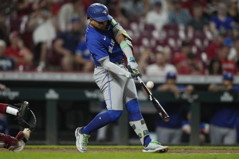 Bo Bichette de los Azulejos de Toronto batea y alcanza primera en la octava entrada ante los Rojos de Cincinnati el miércoles 3 de septiembre del 2025. (AP Foto/Carolyn Kaster)