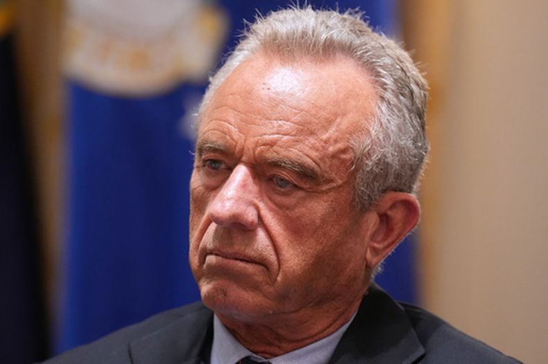 ARCHIVO – El secretario de Salud y Servicios Humanos de Estados Unidos, Robert F. Kennedy Jr., escucha durante una reunión de gabinete en la Casa Blanca, el 27 de mayo de 2026, en Washington. (AP Foto/Jacquelyn Martin, Archivo)