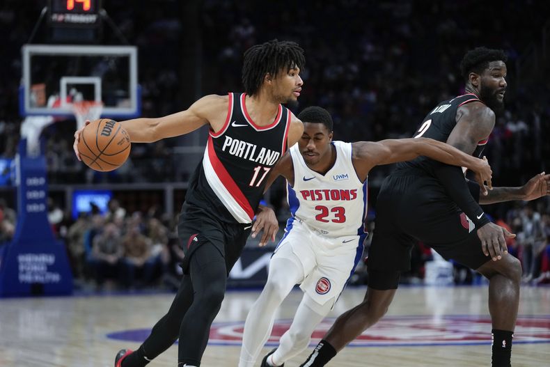 Shaedon Sharpe, base de los Trail Blazers de Portland, avanza delante de Jaden Ivey, de los Pistons de Detroit, en el encuentro del miércoles 1 de noviembre de 2023 (AP Foto/Paul Sancya)