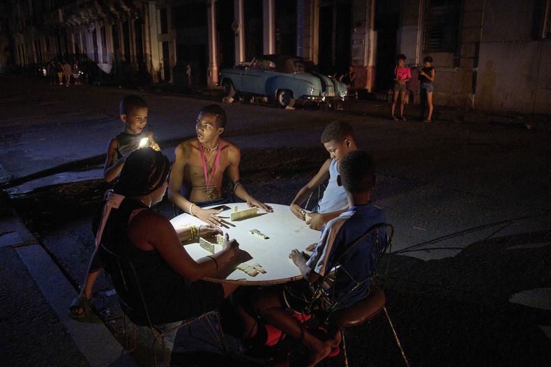 La gente juega dominó en la calle durante un apagón en La Habana, el miércoles 10 de septiembre de 2025. (AP Foto/Ramón Espinosa)