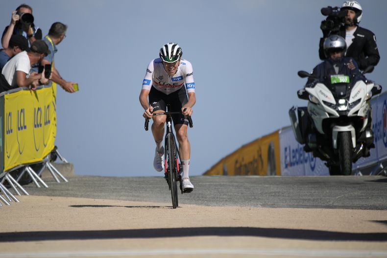 Tadej Pogacar se acerca a la meta de la novena etapa del Tour de Francia, el domingo 9 de julio de 2023 en Puy de Dome. (AP Foto/Daniel Cole)
