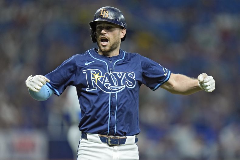 Brandon Lowe, de los Rays de Tampa Bay, festeja su jonrón decisivo en el juego del martes 11 de junio de 2024, ante los Cachorros de Chicago (AP Foto/Chris OMeara)