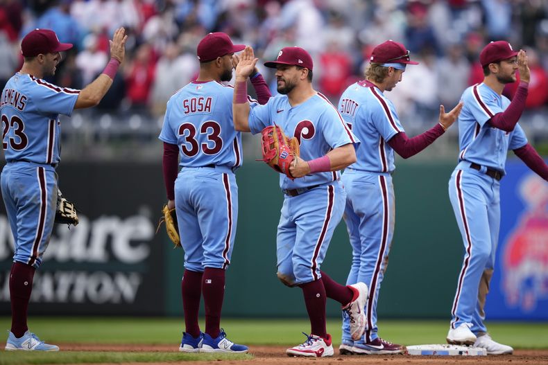 Kyle Schwarber (centro) celebra la victoria de los Filis de Filadelfia ante los Marineros de Seattle, el jueves 27 de abril de 2023, en Filadelfia. (AP Foto/Matt Slocum)