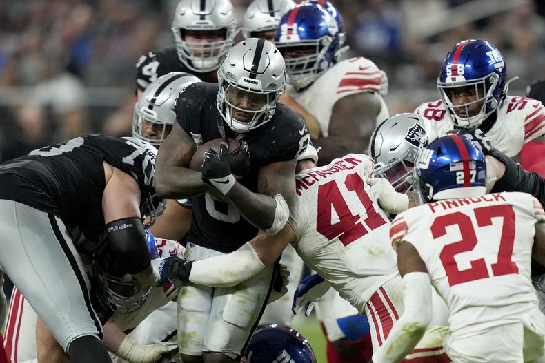 Micah McFadden (41), linebacker de los Giants de Nueva York, derriba al corredor de los Raiders de Las Vegas Josh Jacobs durante la segunda mitad de partido de la NFL, el domingo 5 de noviembre de 2023, en Las Vegas. (AP Foto/John Locher)