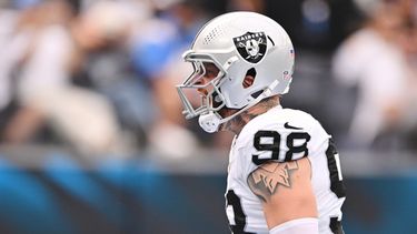 Maxx Crosby, defensive end de los Raiders de Las Vegas, festeja una jugada defensiva en el duelo ante los Chargers de Los Ángeles, el domingo 20 de septiembre de 2026 (AP Foto/Katie Chin)