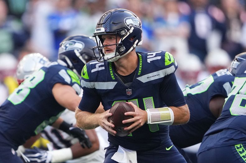 Sam Darnold, quarterback de los Seahawks de Seattle, gira con el balón durante la primera mitad del juego inaugural de la temporada de la NFL ante los Patriots de Nueva Inglaterra el miércoles 9 de septiembre de 2026, en Seattle. (AP Foto/Lindsey Wasson)