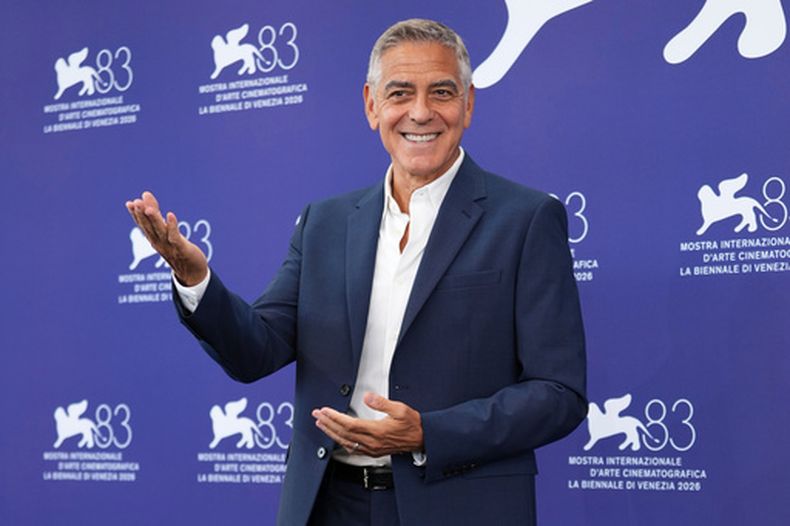 George Clooney posa para los fotógrafos durante la sesión de fotos del León de Oro a la trayectoria, en el marco de la 83.ª edición del Festival de Cine de Venecia, en Venecia, Italia, el miércoles 2 de septiembre de 2026. (Foto Scott A Garfitt/Invision/AP)