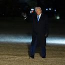 El presidente de Estados Unidos, Donald Trump, saluda mientras se aleja del Marine One, con el que aterrizó en el South Lawn de la Casa Blanca, el 19 de febrero de 2025, en Washington. (AP Foto/Alex Brandon)