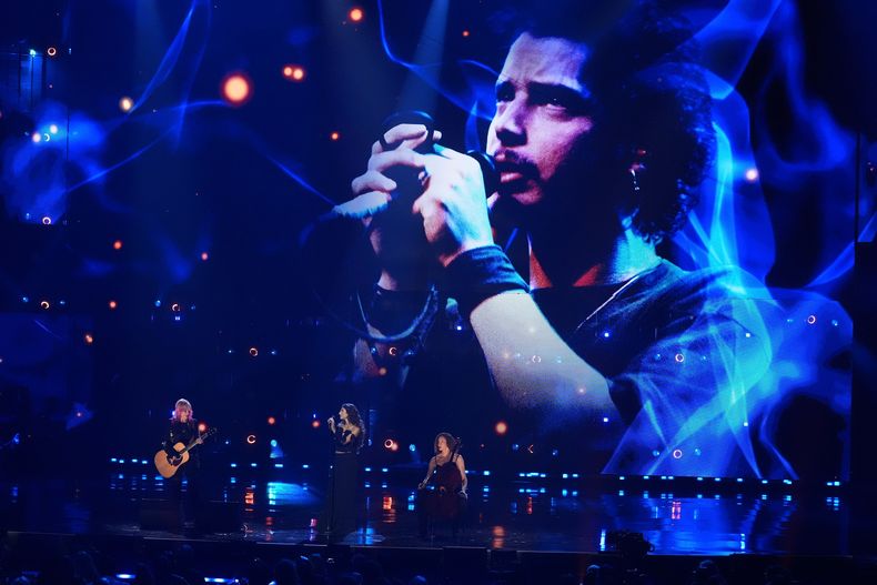 Nancy Wilson, de izquierda a derecha, Toni Cornell y Adrienne Woods durante su presentación en la ceremonia de incorporación al Salón de la Fama del Rock and Roll de 2025 el sábado 8 de noviembre de 2025 en L.A. Live en Los Ángeles. (Foto AP/Chris Pizzello)