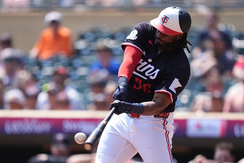 El bateador designado de los Mellizos de Minnesota, Josh Bell (56), conecta un sencillo productor de una carrera durante la primera entrada de un partido de béisbol contra los Orioles de Baltimore, el miércoles 12 de agosto de 2026, en Minneapolis. (Foto AP/Abbie Parr)