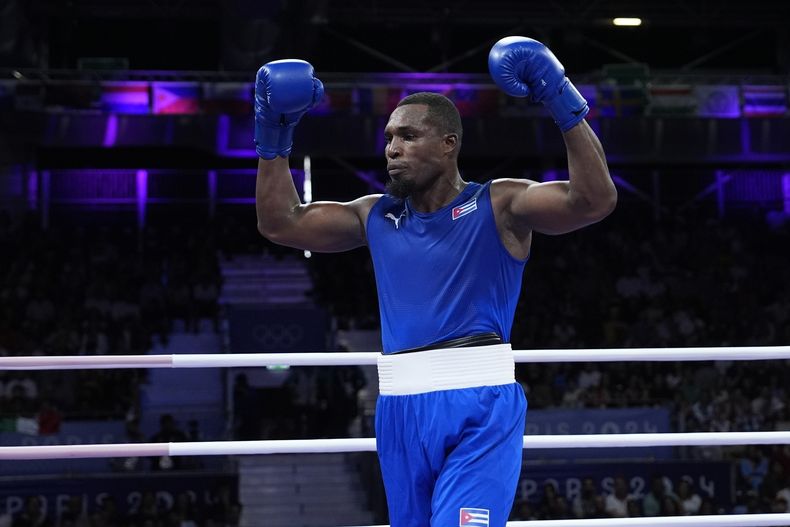 El cubano Julio La Cruz reacciona tras su pelea contra el azerbayano Loren Alfonso en la división de peso pesado del boxeo olímpico de los Juegos de París, el domingo 28 de julio de 2024. (AP Foto/John Locher)