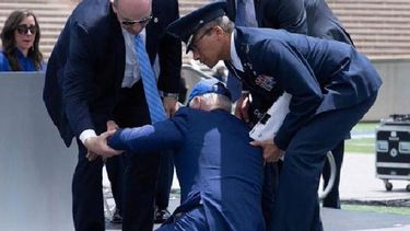 el presidente de estados unidos se cayo durante ceremonia en una academia militar